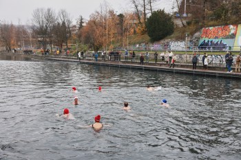 025a1842 chlausschwimmen zueri dwy web